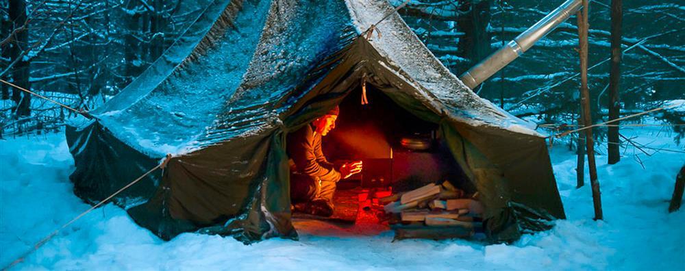 палатка зимой в лесу